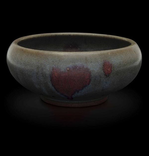 Coppa in porcellana Jun con smalto nei toni del celeste e colpi di viola, Cina, Dinastia Ming, XVII secolo
