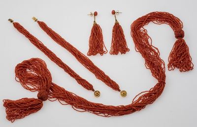 Parure Composta da Sautoir, Orecchini e Coppia di Bracciali in Corallo