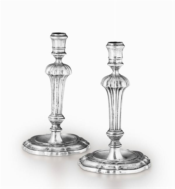 Coppia di candelieri in argento fuso e cesellato, Venezia XX secolo