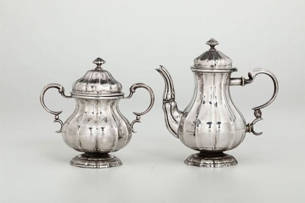 Gruppo composto da una caffettiera ed una zuccheriera in argento fuso, sbalzato e cesellato, bolli lombardo Veneti XIX-XX secolo