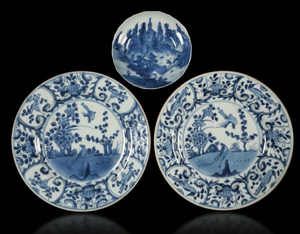 Lotto composto da tre piatti diversi in porcellana bianca e blu raffiguranti scene naturalistiche, Cina, Dinastia Qing, epoca Kangxi (1662-1722)