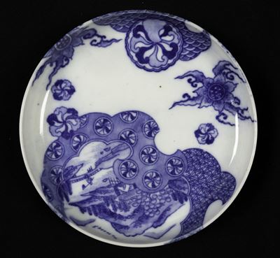 Piatto in Porcellana Bianca e Blu Raffigurante Scene di Vita Comune, Giappone, Periode Meiji, XIX...