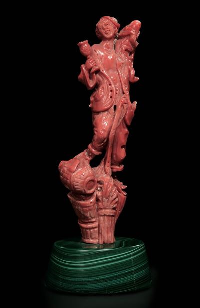 Giovane con Botte in Corallo su Base di Malachite, Cina, Inizio XX Secolo