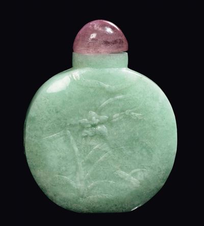 Snuff Bottle in Giadeite Verde con Tappo Rosa con Incisioni di Saggi e Alberi, Cina, Dinastia Qin...