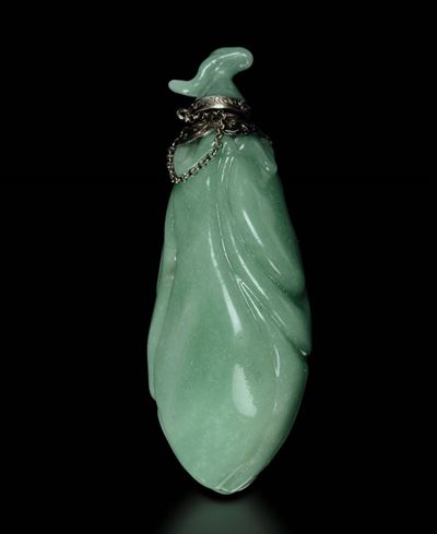 Snuff Bottle in Giada Smeraldo Montata in Argento a Forma di Frutto, Cina, Dinastia Qing, XIX Sec...