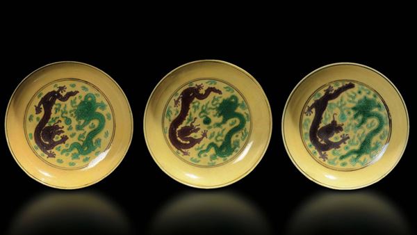 Tre piccoli piatti in porcellana a smalti Sancai con decoro di draghi tra le nuvole, Cina, Dinastia Qing, XIX secolo