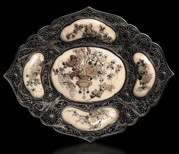 Cestino in filigrana d'argento con inserti in avorio e decori floreali intarsiato in madreperla, Giappone epoca Meiji, fine XIX secolo