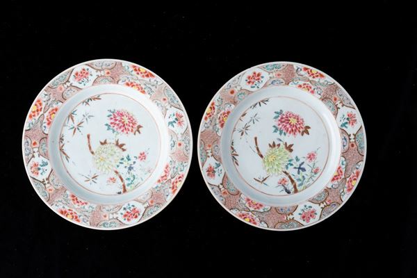 Coppia di piatti in porcellana a smalti policromi Famiglia Rosa con peonie e decori floreali entro riserve, Cina, Dinastia Qing, XVIII secolo