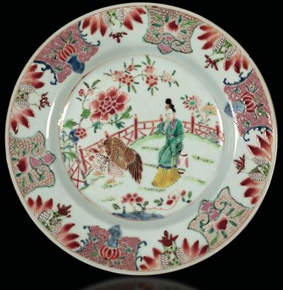 Due Piatti in Porcellana a Smalti Policromi Famiglia Rosa con Figura di Guanyin e Galli, Cina, Di...