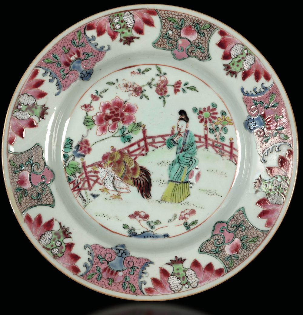 Due Piatti in Porcellana a Smalti Policromi Famiglia Rosa con Figura di Guanyin e Galli, Cina, Di...
