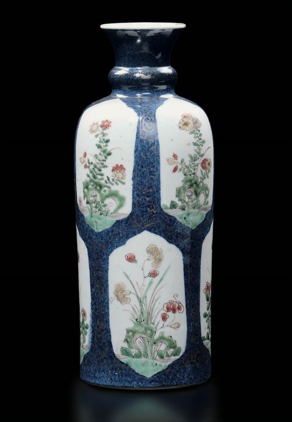 Bottiglia in porcellana a smalti policromi con decoro floreale entro riserve su fondo blu, Cina Dinastia Qing, epoca Kangxi (1662-1722)