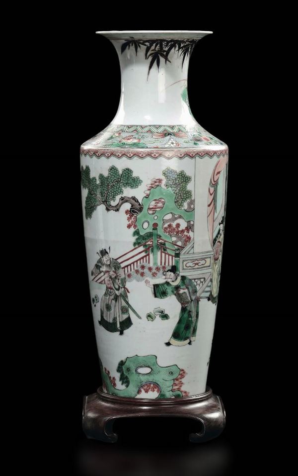 Vaso in porcellana a smalti policromi con raffigurazione di scene di vita di corte, Cina, Dinastia Qing, XIX secolo