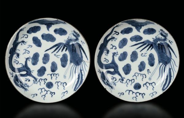 Coppia di piccoli piatti in porcellana bianca e blu con raffigurazione di drago e fenice, Cina Dinastia Qing, epoca Kanqxi, (1662-1722)