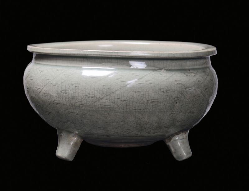 Incensiere tripode in porcellana Guan color Celadon, Cina, Dinastia Ming, XVI secolo  - Asta Arte Orientale - Cambi Casa d'Aste