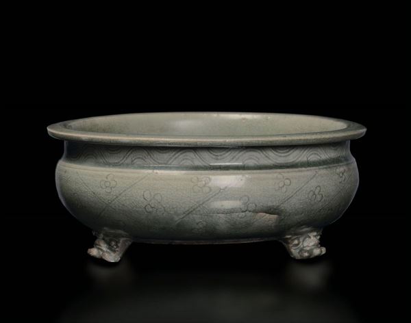 Incensiere in porcellana Guan color Celadon con decoro floreale, Cina, Dinastia Song (960-1279)