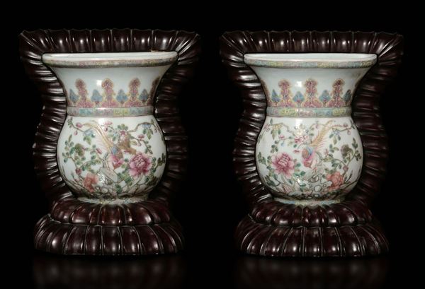 Coppia di vasi da muro in porcellana Famiglia Rosa con decoro di uccellini tra fiori e cornici in legno, Cina, Dinastia Qing, XIX secolo