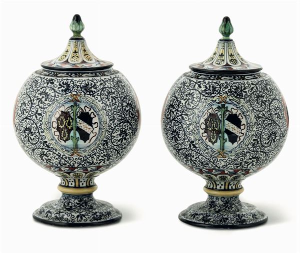 Vasi con ornati moreschi e stemmi fondo bianco Doccia, Manifattura Ginori, 1879-1900 circa