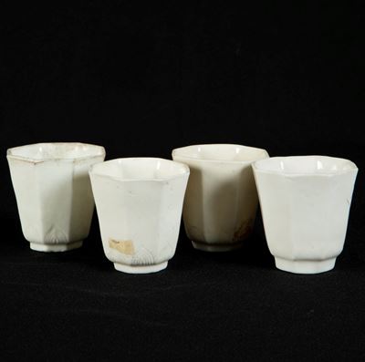 Quattro Coppe da Libagione in Porcellana Blanc De Chine con Decoro Vegetale Inciso, Cina, Dinasti...