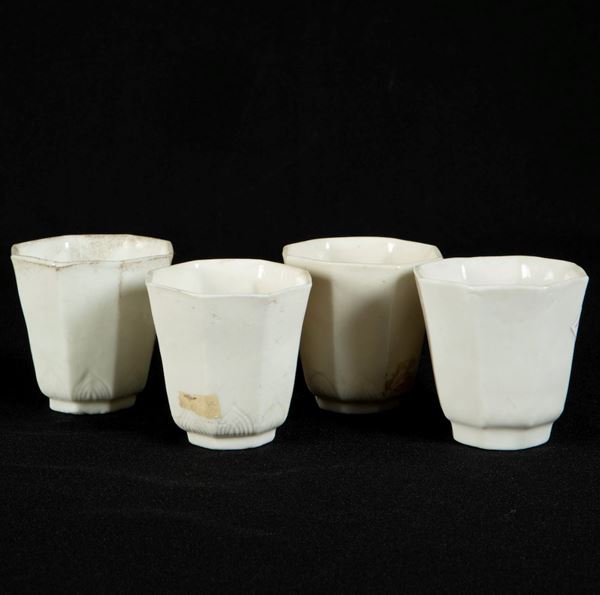 Quattro coppe da libagione in porcellana Blanc de Chine Dehua con decoro vegetale inciso, Cina, Dinastia Qing, XVII secolo