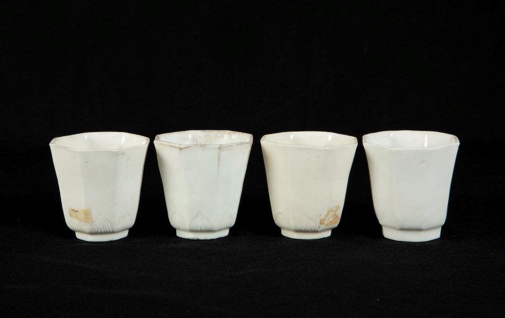 Quattro Coppe da Libagione in Porcellana Blanc De Chine con Decoro Vegetale Inciso, Cina, Dinasti...