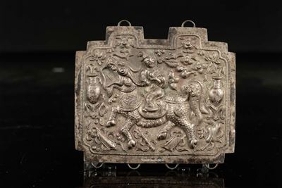 Placca in Argento Decorata a Sbalzo con Figura di Dignitario a Cavallo, Tibet, XIX Secolo