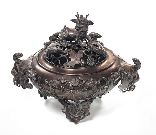 Incensiere in bronzo con coperchio con presa a foggia di cane di Pho e figure di topolini a rilievo, Cina, Dinastia Qing, marca e del periodo Qianlong (1736-1796)