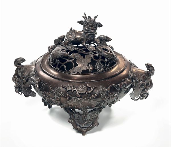 Incensiere in bronzo dorato con coperchio con presa a foggia di cane di Pho e figure di topolini a rilievo, Cina, Dinastia Qing, marca e del periodo Qianlong (1736-1796)