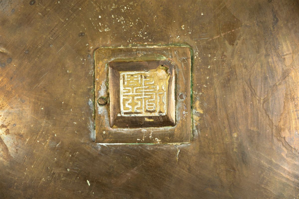 Cina, Incensiere in bronzo con coperchio con presa a foggia di cane di Pho e figure di topolini a...