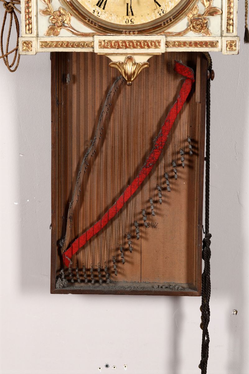 Pendola da Muro a Clavicembalo in Legno Laccato, XVIII Secolo