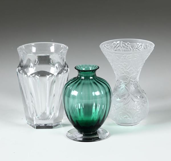 Due piccoli vasi Baccarat in cristallo più uno Lalique