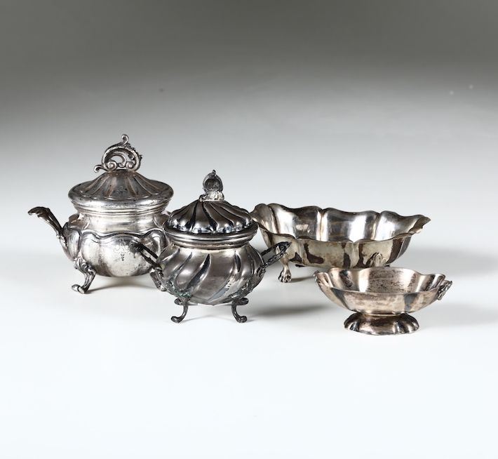 Lotto di quattro zuccheriere di cui due con coperchio in argento e due a vaschetta in metallo argentato, Italia XX secolo  - Auction Silvers - Cambi Casa d'Aste