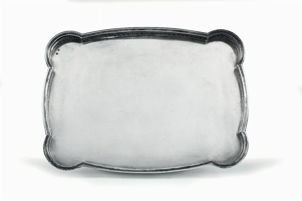 Vassoio in argento di forma sagomata e bordo a ringhiera traforata, Italia XX secolo