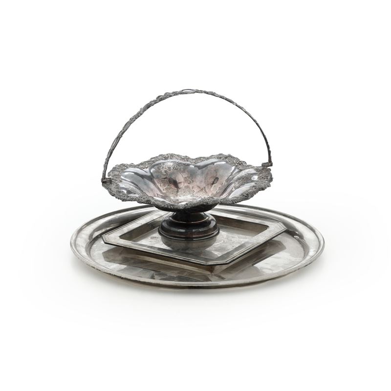 Lotto di tre oggetti in metallo argentato  - Auction Antiques - Cambi Casa d'Aste