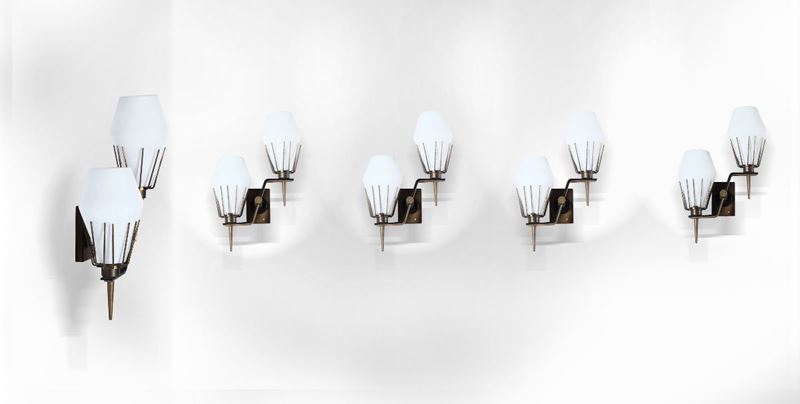 Cinque appliques con struttura in ottone e diffusori in vetro opalino.  - Asta Design - Cambi Casa d'Aste