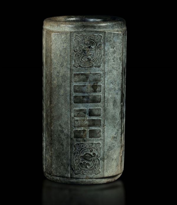 Raro vaso Cong in giada con figure di animali fantastici e decori arcaici incisi, Cina, Dinastia Han (206 a.C.-220 d.C.)