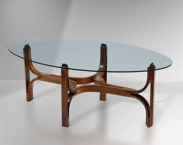 Tavolo basso con struttura in legno e piano in cristallo.
