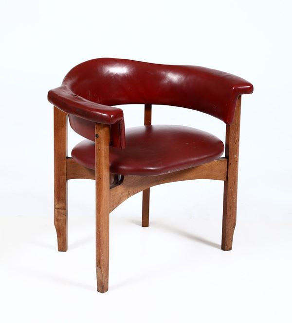 Sedia con struttura in legno, schienale semicircolare con rivestimento in pelle rossa, XX secolo