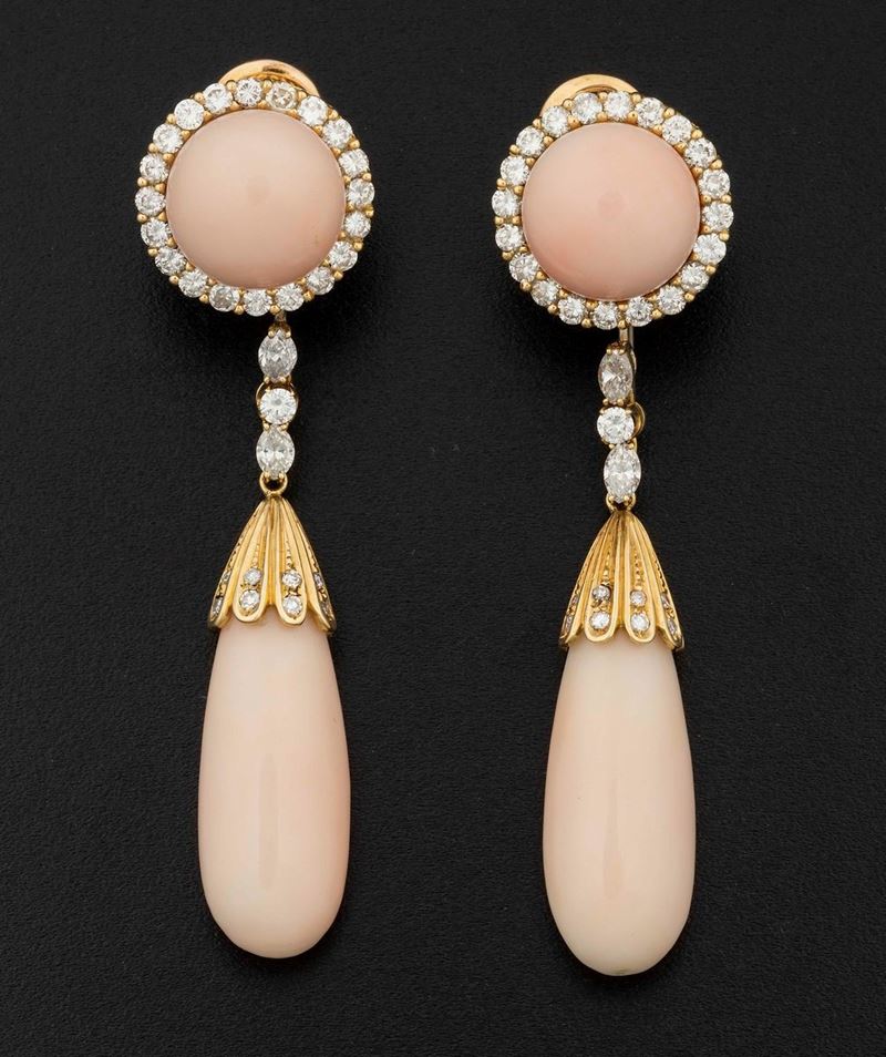 Pair of coral and diamond pendent earrings  - Auction Fine Coral Jewels - I - Cambi Casa d'Aste