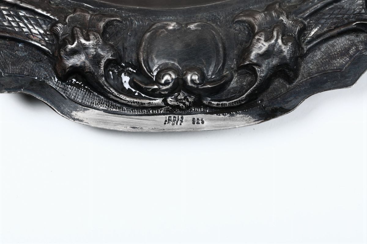 Coppia di Piatti in Argento Sbalzato, XX Secolo