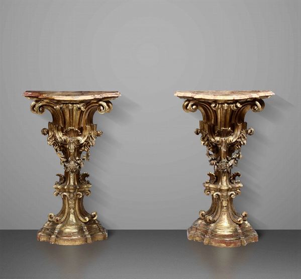 Coppia di gueridons in legno intagliato e dorato, Roma, XVIII secolo. Piani in onice di epoca posteriore