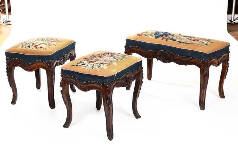Tre panchetti in legno intagliato. Francia, XVIII secolo  - Auction Furniture - Cambi Casa d'Aste