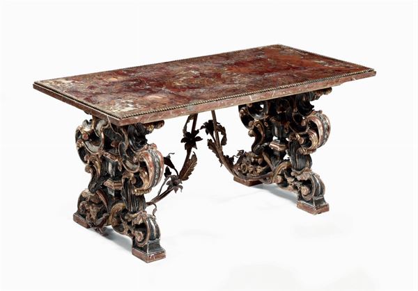 Tavolo basso in legno intagliato e dorato, elementi del XVIII secolo e successivi