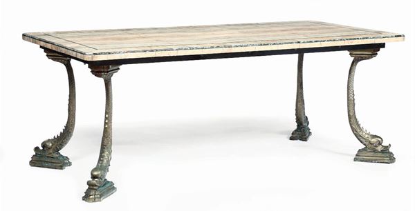 Grande tavolo con gambe in bronzo a foggia di tritoni e piano in marmo, manifattura artistica italiana del XX secolo