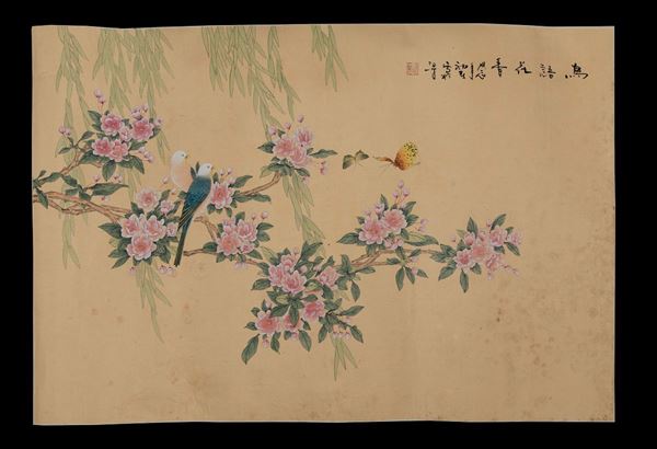 Dipinto su seta raffigurante coppia di pappagallini con farfalle, fiori di ciliegio e iscrizione, Cina, inizio XX secolo
