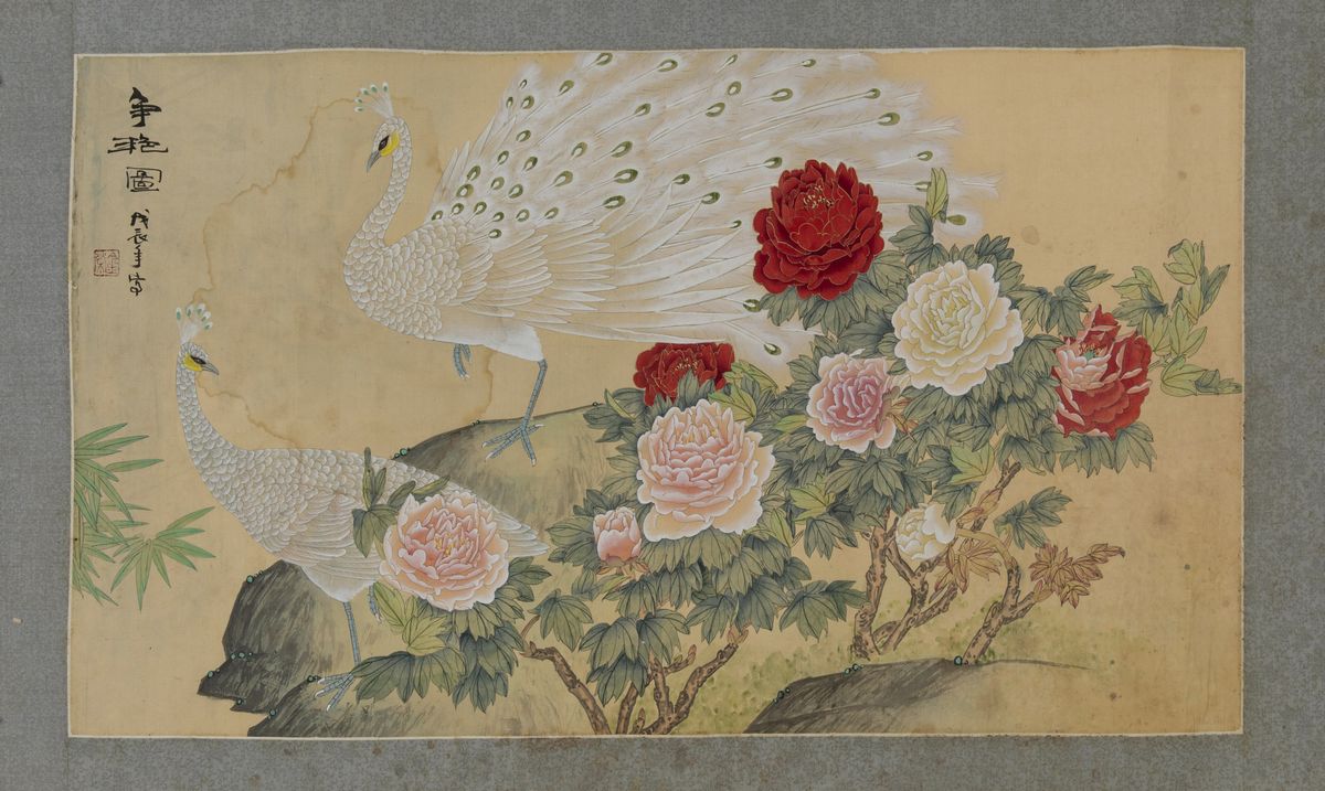 Coppia di Dipinti su Seta Raffiguranti Pavoni con Peonie e Iscrizioni, Cina, Inizi XX Secolo