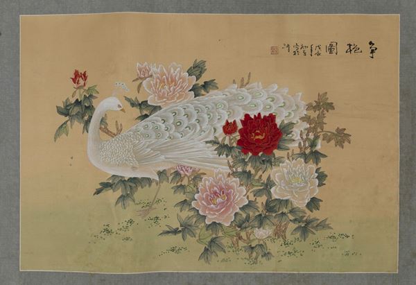 Dipinto su seta raffigurante pavone con peonie e iscrizione, Cina, inizi XX secolo