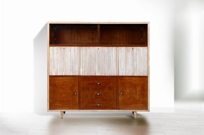 Mobile Contenitore con Struttura in Legno e Dettagli in Ottone.