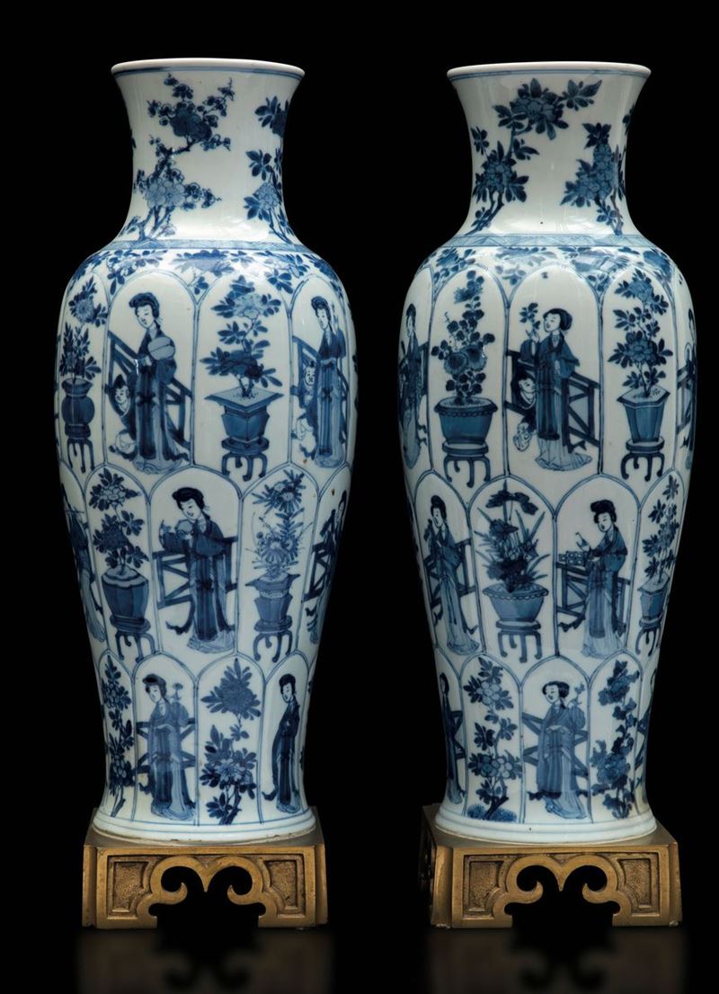 Coppia di vasi in porcellana bianca e blu con figure femminili entro riserve e decori floreali con montature in bronzo dorato, Cina, Dinastia Qing, epoca Kangxi (1662-1722)  - Asta Fine Chinese Works of Art - Cambi Casa d'Aste