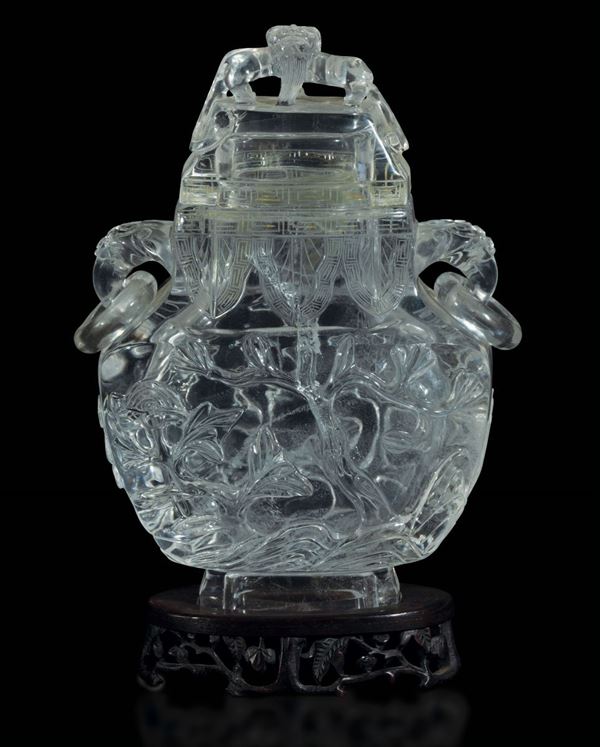 Vaso scolpito in cristallo di rocca con coperchio con presa a foggia di drago, anse ad anello con mascheroni e decoro naturalistico a rilievo, Cina, fine XIX secolo