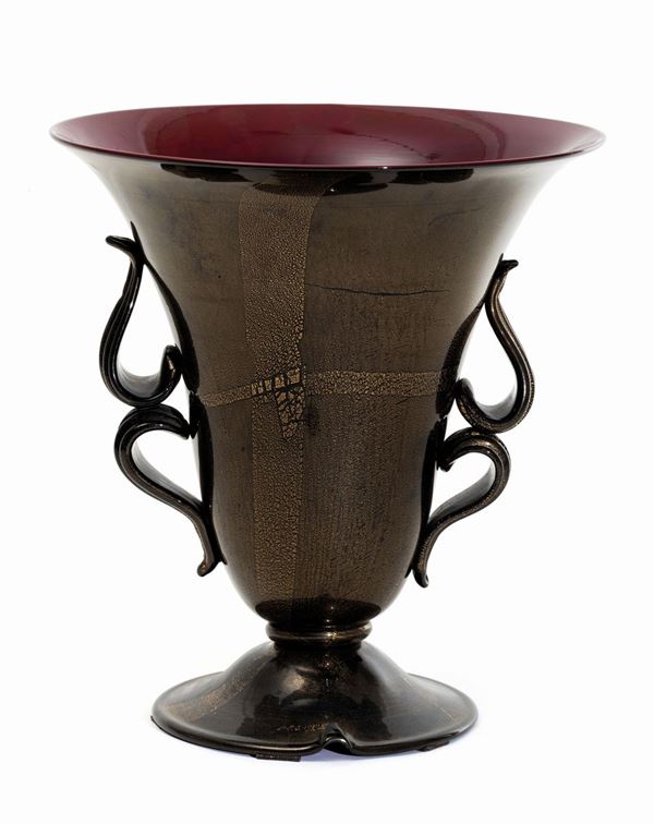 N. Martinuzzi, BarA large bell table lamp in cased black and red glass with a gold leaf decor. Ribbed leaf handles applied. H 35cm, diameter 32.5 cmovier Ferro Seguso, Murano, 1935 ca